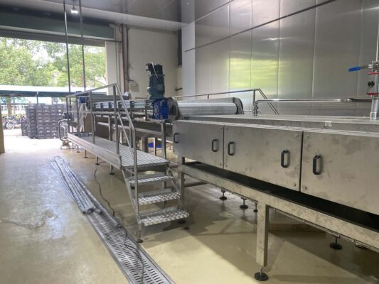 Dây chuyền thanh trùng băng tải trong nhà máy chế biến nước quả cô đặc