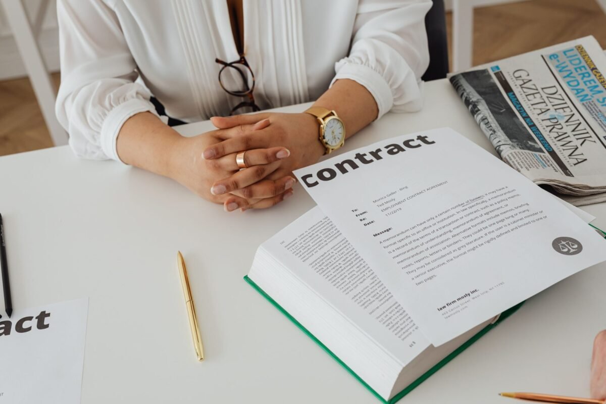 Hợp đồng mua bán thiết bị đặt trên bàn làm việc
