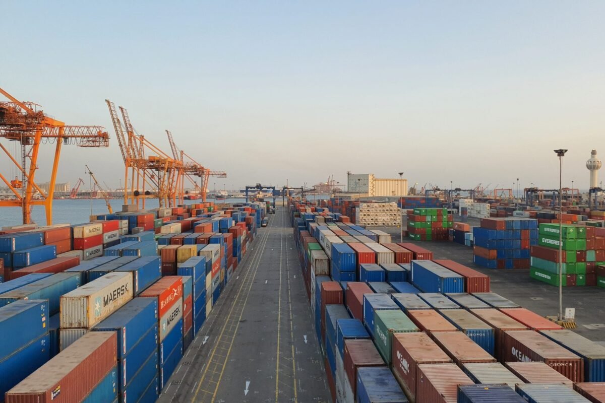 Bãi container hàng xuất nhập khẩu tại cảng
