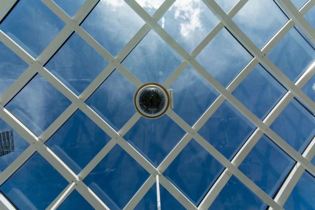 Camera giám sát gắn trên trần